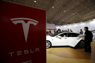 speedy new tesla boasts range topping 300 miles speedy new tesla boasts range topping 300 miles