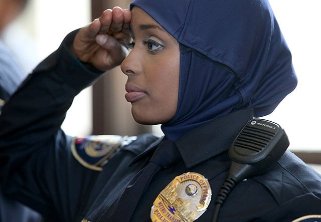 correcto torre recuerdos Canada police allow women officers to wear hijab