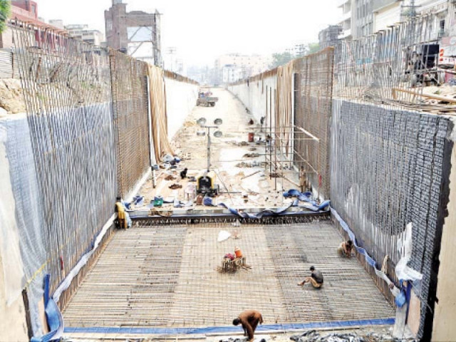 labourers at work on an orange line metro train site photo express labourers at work on an orange line metro train site photo express
