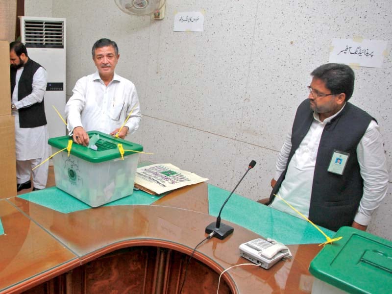 imran ismail bore the brunt of pti s decision to ally with mqm left mqm s arshad vohra casts his vote right photos athar khan express