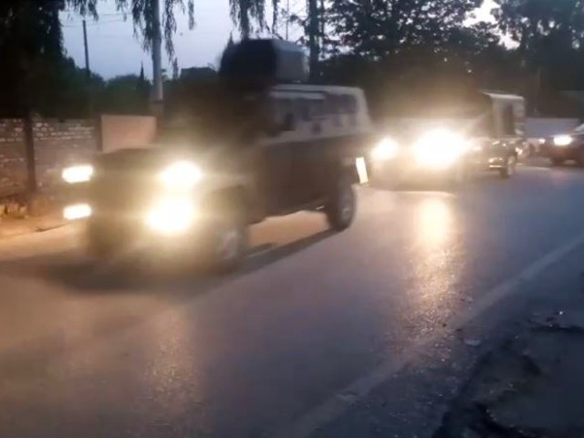 a heavy contingent of islamabad police personnel came to transfer former prime minister imran khan from attock to adiala jail screengrab