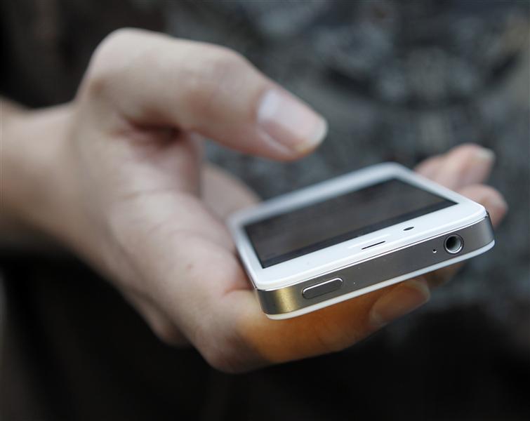 a customer uses his new iphone 4s after making the purchase at apple 039 s flagship retail store photo reuters