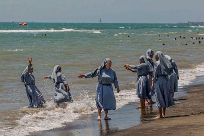 italian imam s facebook blocked over nuns on beach image