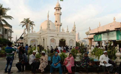 mumbai s haji ali dargah ordered to lift ban on women