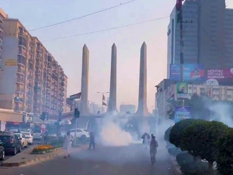 in karachi pti organised a rally in clifton area where the police took more than 50 activists into custody screengrab