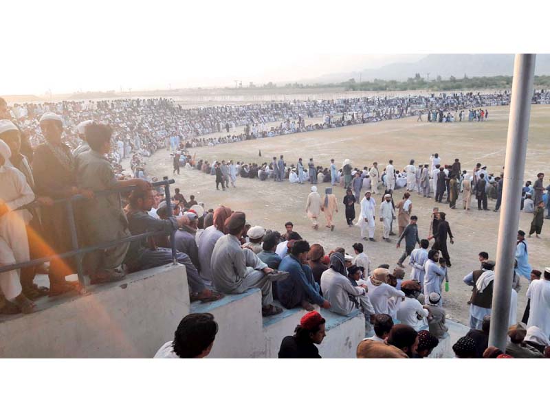 people watch football in wana photo express