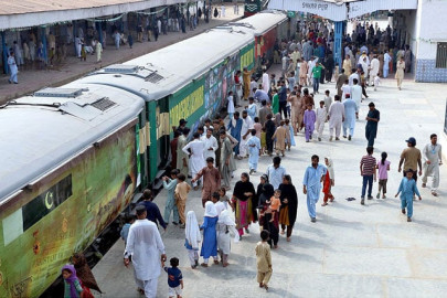 all aboard people throng railway station for glimpse of azadi train