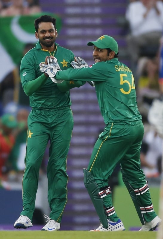 mohamed hafeez l celebrates the wicket of alex hales with sarfraz ahmed photo reuters