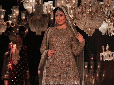 mommy to be kareena kapoor steals limelight as showstopper at lakme fashion week mommy to be kareena kapoor steals limelight as showstopper at lakme fashion week