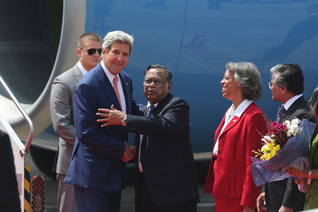 us secretary of state john kerry l shakes hand with bangladesh counterpart mahmood ali c as us ambassador to bangladesh marcia bernicat 2r looks on following kerry 039 s arrival at dhaka airport on august 29 2016 photo afp