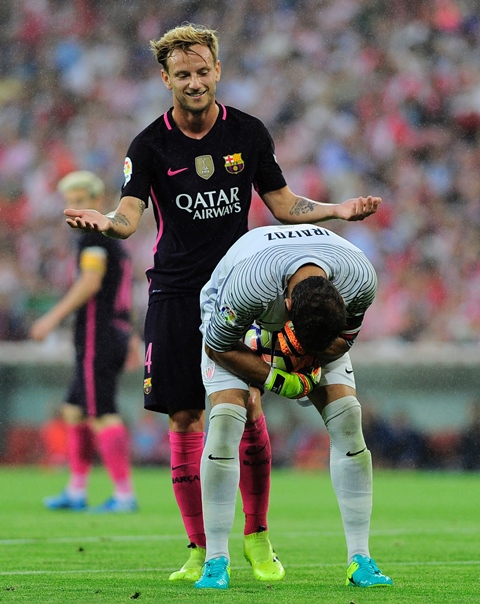 ivan rakitic l gestures past goalkeeper gorka iraizoz at the san mames stadium in bilbao on august 28 2016 photo afp