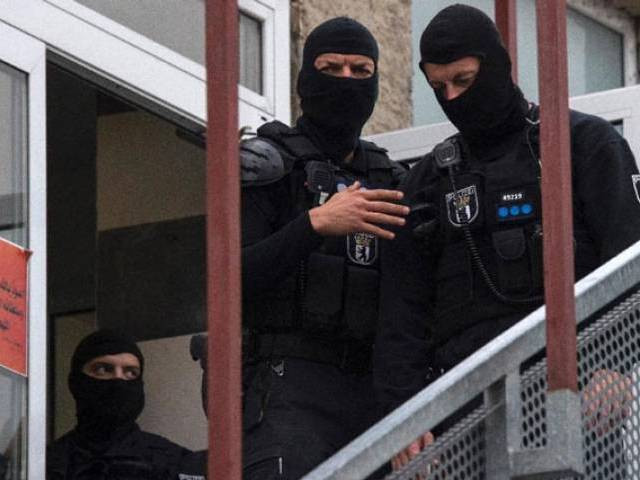 german police stand outside an association linked to a mosque in berlin 039 s central tempelhof schoeneberg district during raid targeting individuals suspected of inciting people to fight for the islamic state group in syria on september 22 2015 photo afp