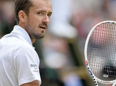 medvedev reaches last 16 at shanghai