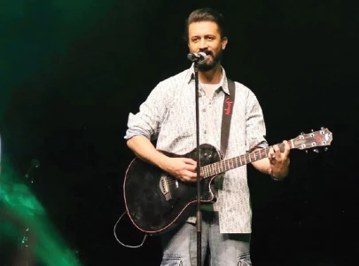 atif aslam sings duet with fan atif aslam sings duet with fan