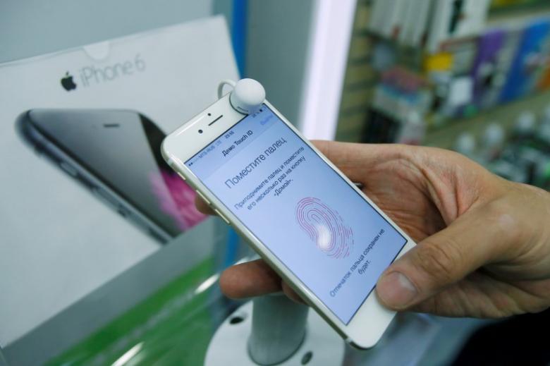 a man holds an iphone 6 in a mobile phone shop in moscow russia september 26 2014 photo reuters