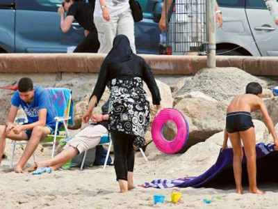 un hails suspension of france s burkini ban slams stigmatisation