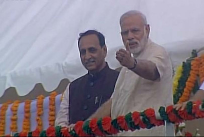 watch when modi saved a cameraman from drowning