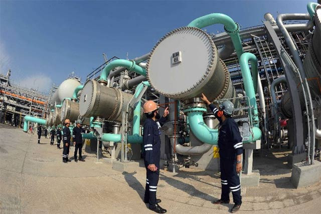 knpc employees working on the new lpg train 4 project at the al ahmadi refinery plant complex photo afp knpc employees working on the new lpg train 4 project at the al ahmadi refinery plant complex photo afp