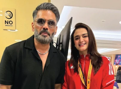 hira mani rubs shoulders with suniel shetty hira mani rubs shoulders with suniel shetty