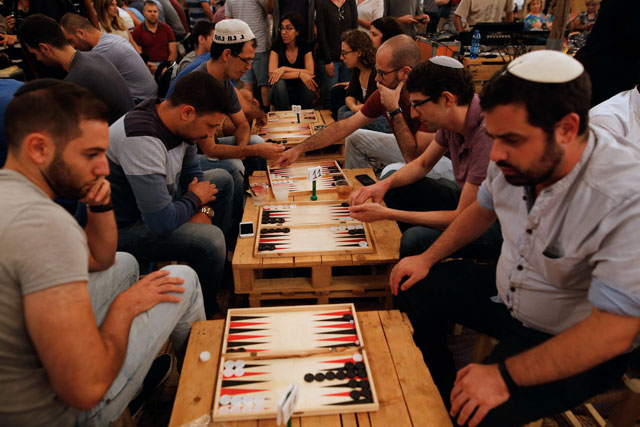 palestinian and israeli men take part in a backgammon tournament in jerusalem on august 31 2016 photo afp