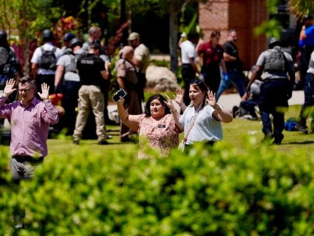 people evacuate florida state university fsu campus after a mass shooting in tallahassee florida u s april 17 2025 alicia devine usa today network photo reuters people evacuate florida state university fsu campus after a mass shooting in tallahassee florida u s april 17 2025 alicia devine usa today network photo reuters