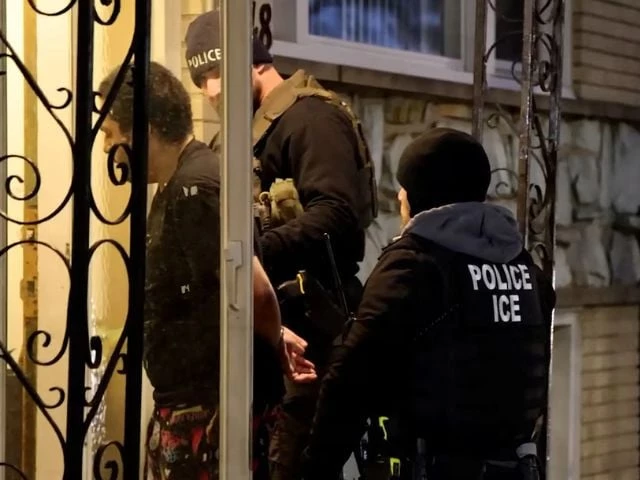 ice agents conduct an arrest as part of trump s wide ranging immigration crackdown in chicago illinois january 26 via immigration and customs enforcemen photo reuter ice agents conduct an arrest as part of trump s wide ranging immigration crackdown in chicago illinois january 26 via immigration and customs enforcemen photo reuter