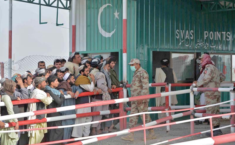 afghan nationals wait at the smart verification alert system kiosk of nadra at the pak afghan border in chaman on thursday the friendship gate finally opened after 12 days when afghan security officials tendered an apology for the burning of pakistani flag and effigy of quaid e azam muhammad ali jinnah on afghan soil photo inp