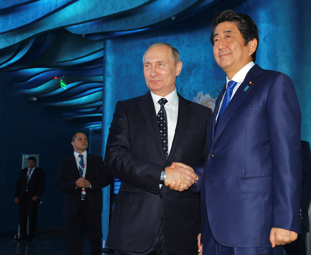 russian president vladimir putin l and japanese prime minister shinzo abe visit an oceanarium on russky island before attending the eastern economic forum in vladivostok russia september 3 2016 photo afp