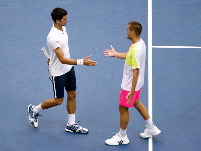 djokovic and youzhny shake hands after their match which ended after just 32 minutes as youzhny was forced to forfeit due to injury making it the second time in a row that the defending champion s opponent broke down in the 2016 us open photo afp