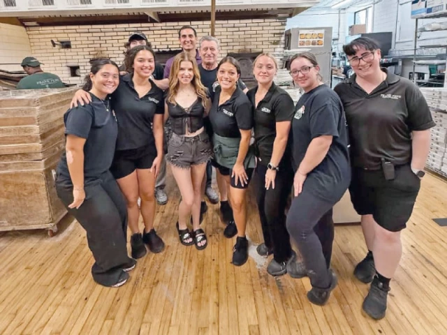 anna kendrick with staff photo courtesy frank pepe s pizzeria anna kendrick with staff photo courtesy frank pepe s pizzeria
