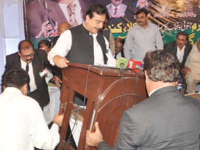 ex pm gilani saved from fall ex pm gilani saved from fall