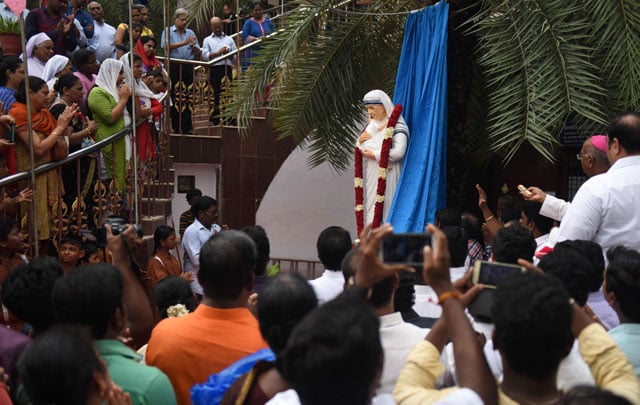 indian christians pay obeisance to a statue of mother teresa unveiled at a church in chennai on september 4 2016 ahead of the canonisation of mother teresa in rome photo afp