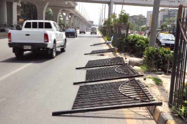 in the wake of the pakistan awami tehreek pat rally in rawalpindi the fences on murree road have been broken photo zafar aslam express in the wake of the pakistan awami tehreek pat rally in rawalpindi the fences on murree road have been broken photo zafar aslam express