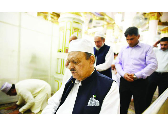 president mamnoon hussain offering prayers at the prophet 039 s mosque in madina saudi arabia photo courtesy saudi press agency