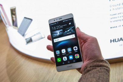 is it a bird a plane smartphone sent into sky for record attempt