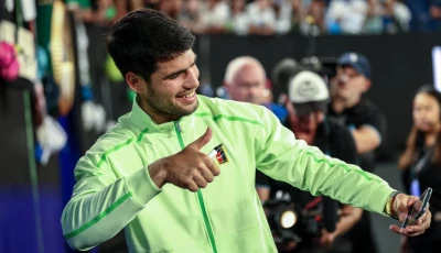 carlos alcaraz takes a selfie with fans at the australian open photo afp carlos alcaraz takes a selfie with fans at the australian open photo afp