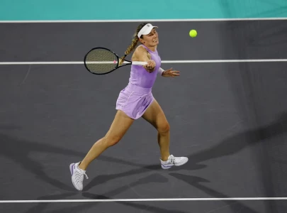 alexandrova rallies to advance to abu dhabi finals