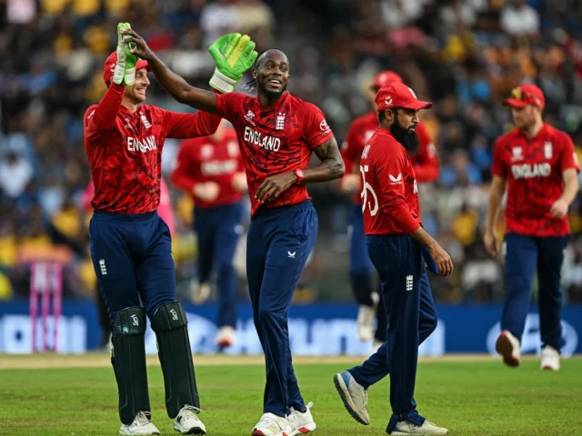 England rout Sri Lanka for 95 to win Super Eights opener