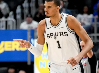 spurs overpower pistons in clash of nba s form teams