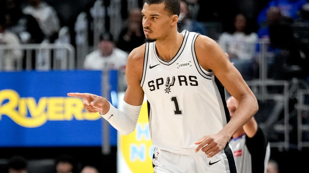 spurs overpower pistons in clash of nba s form teams