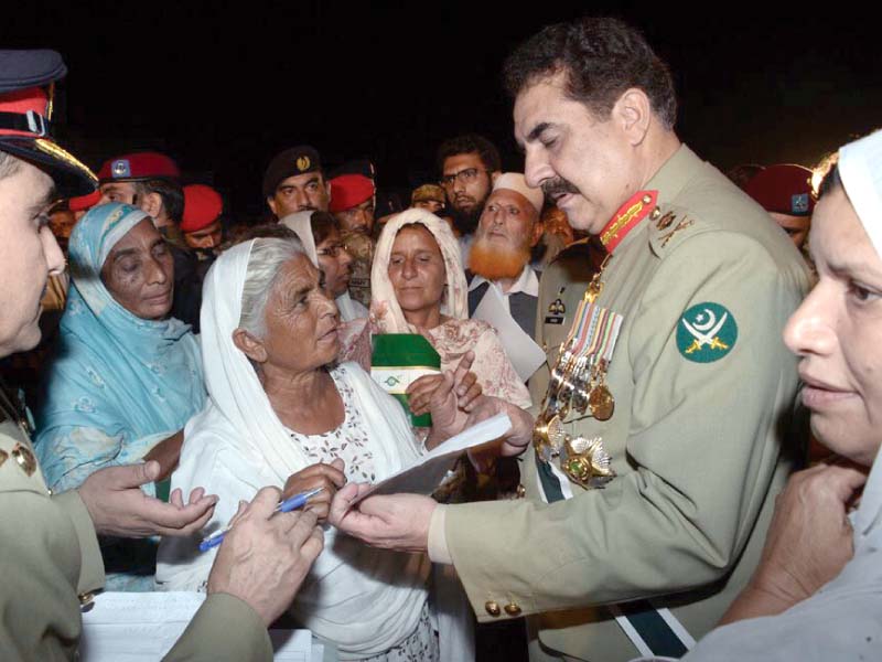 gen raheel meets heirs of martyrs after the defence day ceremony photo ispr