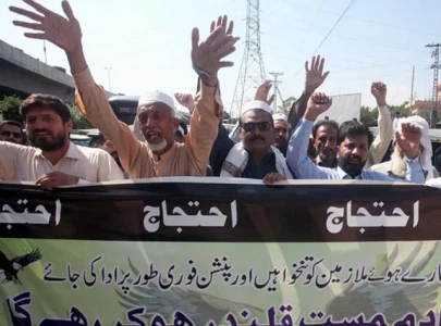 daily wage workers protest blocked from marching to cm house