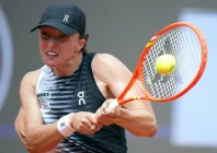 swiatek battles into italian open third round