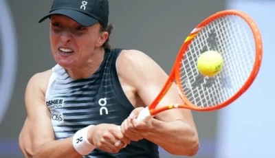 swiatek battles into italian open third round
