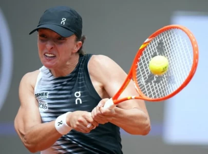 swiatek battles into italian open third round