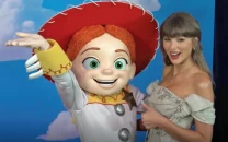 taylor swift steals spotlight at toy story 5 premiere
