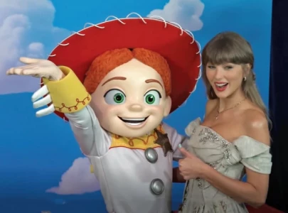 taylor swift steals spotlight at toy story 5 premiere