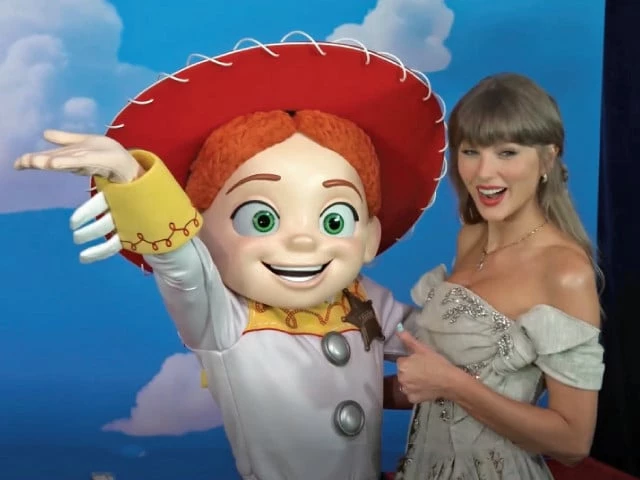 Taylor Swift steals spotlight at 'Toy Story 5' premiere