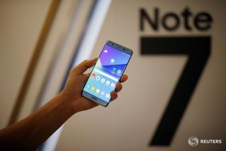 a model poses for photographs with a galaxy note 7 photo reuters