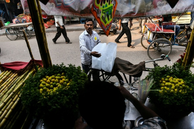 Roadside vendors barred from using footpaths - Vimarsana News
